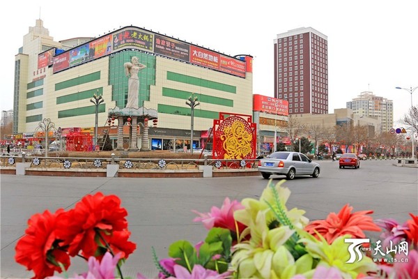 2月18日拍摄的新疆哈密市中心街头一角。