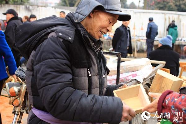 “春台会”上卖农具的小贩。（朱虹 摄）