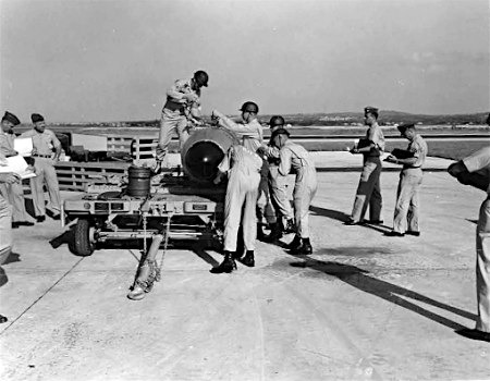 　　美国士兵正准备搭载“Mark7”核炸弹，1962年拍摄于嘉手纳基地