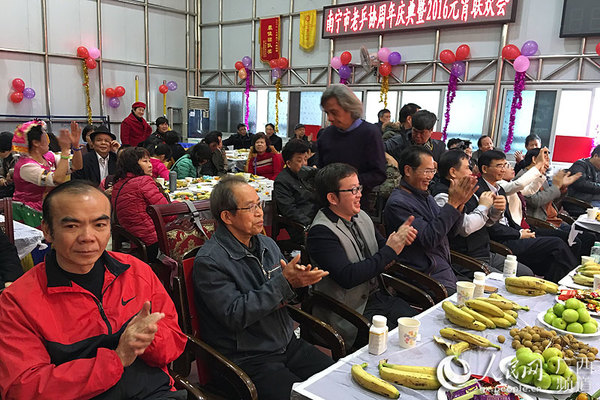 精彩的表演赢得观众的阵阵掌声