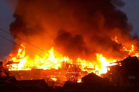 木屋挨得很近，大火蔓延非常快。目击者供图