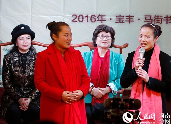 刘兰芳徒弟刘朝（后排左一）新收徒弟陆书娟（前左）、陆文娟（前右）在举行拜师仪式