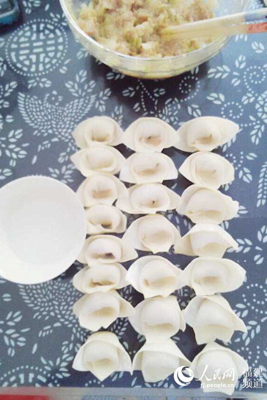 青争春节包的大馄饨 邹家骅摄