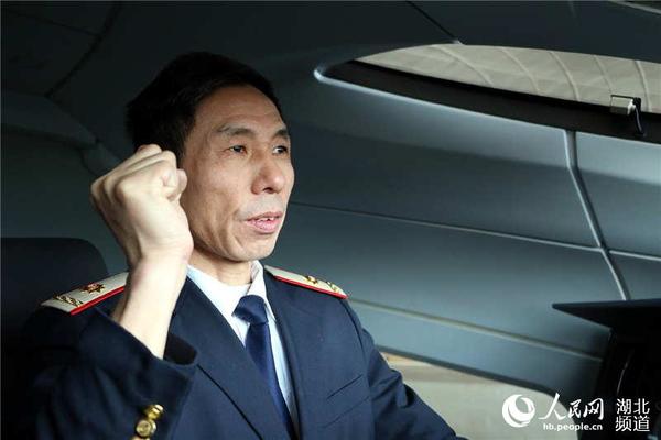 董细保全神贯注地注视着运行前方。运行途中时刻警惕