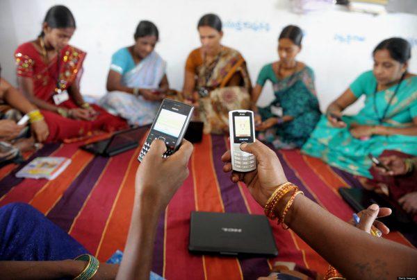 莫迪家乡古吉拉特邦(Gujarat)一个村庄禁止单身女人用手机。（印度媒体）