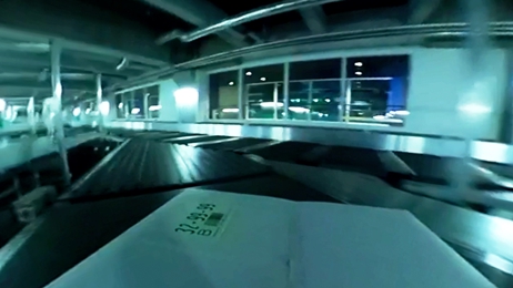 错综交叉的智能交叉分拣带。(图片来源:网页截图)