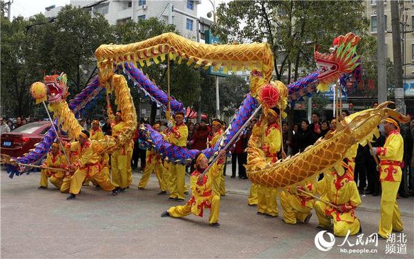 湖北省宜昌市夷陵区太平溪镇许家冲村三峡民间艺术团队员在表演民间舞龙传统节目“龙腾长江”。