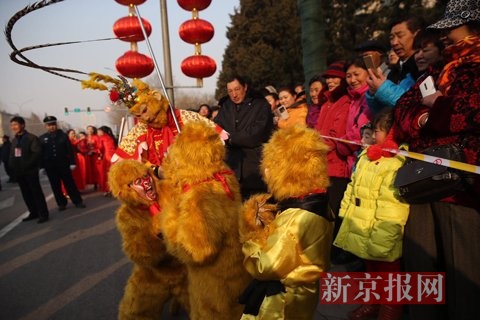 齐天大圣表演者和群众互动。