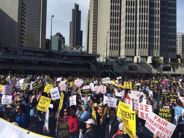 图为为梁彼得声援的游行群众。图自网络