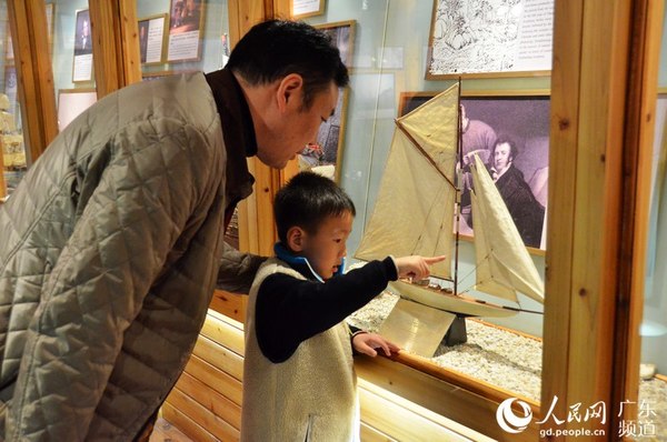 在船上的海上丝绸之路博物馆，小朋友正指着船模向自己的父亲提问。林龙勇 摄