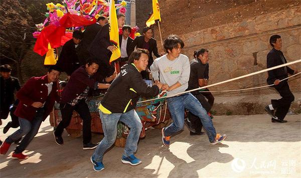小伙子们推拉着佛车在青石板巷道上，一路相互吆喝朝萂中方向的天子行官走去 赵敬洪 摄