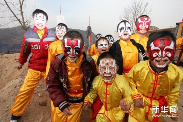 2月22日拍摄的参加桃林坪花脸社火表演的小朋友们。