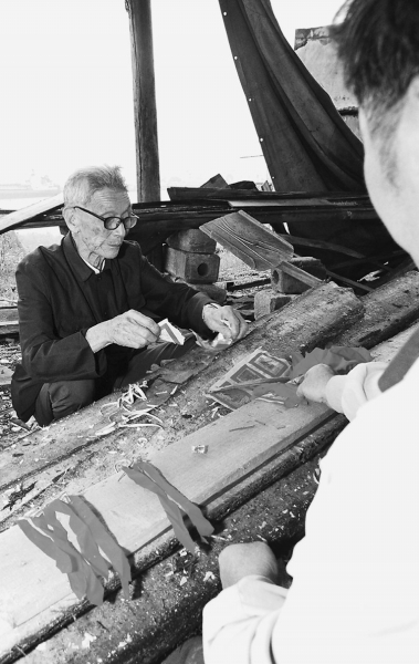 郑水土的父亲郑俩招先生（1910～2001年）生前在崇兴船厂为新船祈福的留影。