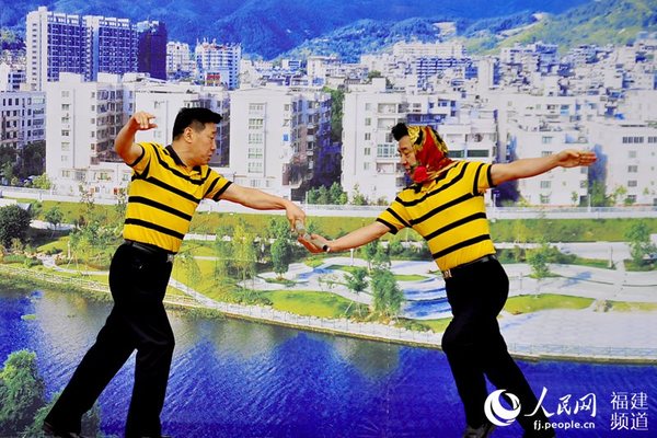 刘全和、刘全利表演幽默小品《小鸟与蜜蜂》。 吴隆重 摄