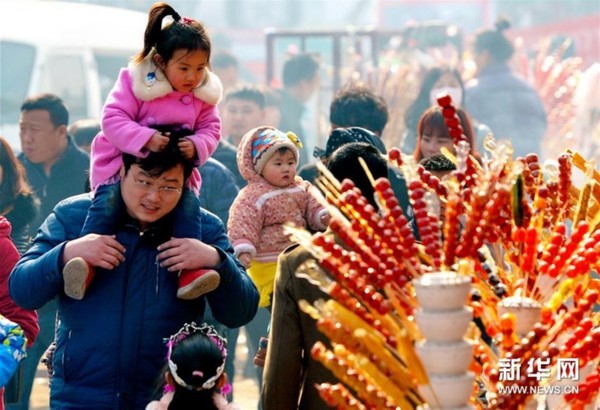 2月22日,家长带着孩子在“糖墩儿节”上游览。