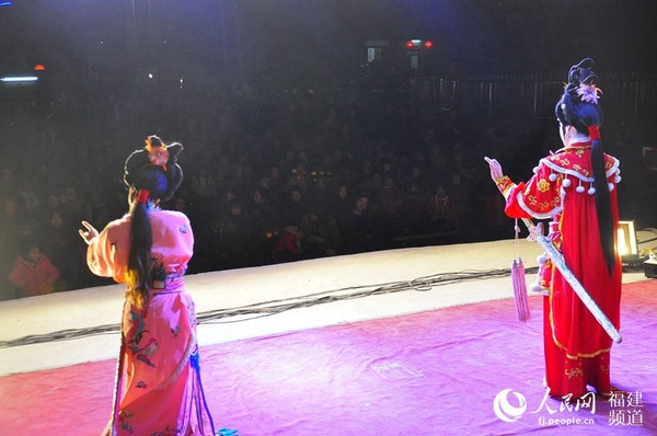 高甲戏在闽南侨乡城市乡村都拥有大批戏迷,戏里唱南音,台下有人跟着哼。 吴隆重 摄