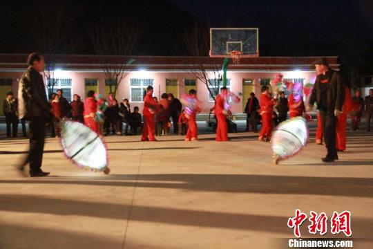 图为秧歌队在“灯中之王”“滚灯”的带领下舞了起来。陈东平　摄