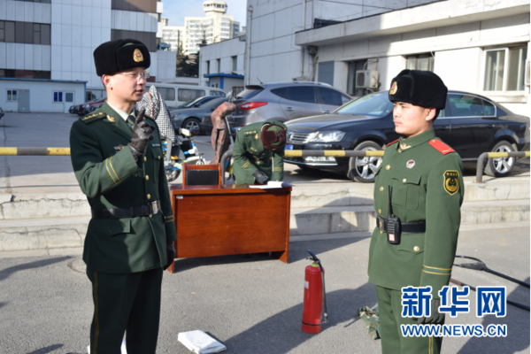 中队长现场指导帮教。钟家培摄