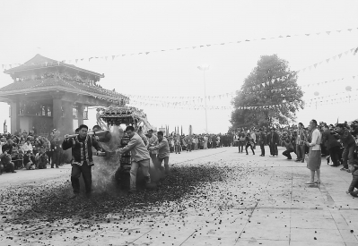 畲家汉子肩抬神像冲过火红的炭堆。