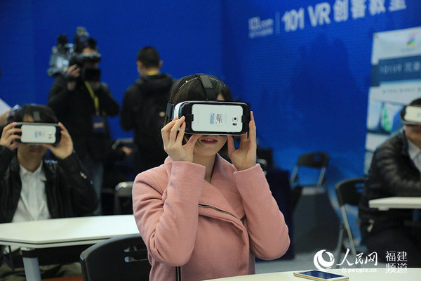 体验VR设备 邹家骅摄
