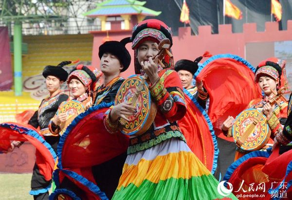 异域风情队，来自隆林苗、彝、仡佬、壮、汉五个民族身穿绚丽的民族服饰，带来热情动人的舞蹈。林龙勇 摄