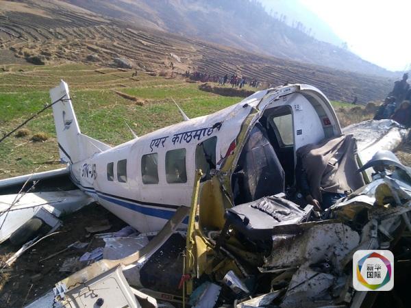 　　这是2月26日在尼泊尔加利果德的飞机迫降现场拍摄的飞机残骸。