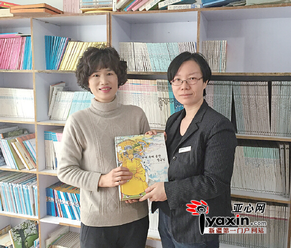 回国前金妈妈将三千册韩文原版书捐给乌鲁木齐
