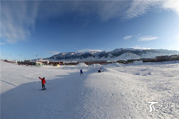　　2月24日，几名小朋友在新疆巴里坤县蒲类海滑雪场里游玩。