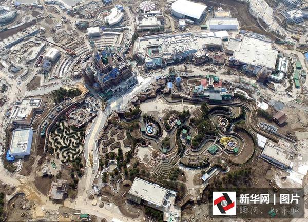 2016年2月25日,上海市,无人机航拍上海迪士尼乐园在建工地,奇幻城堡露出真容,游乐设备陆续进场。图片来源:视觉中国