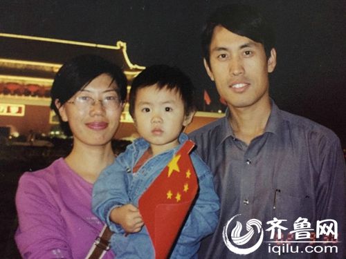2002年萱萱两周岁，全家第一次带宝贝到北京进行康复训练。