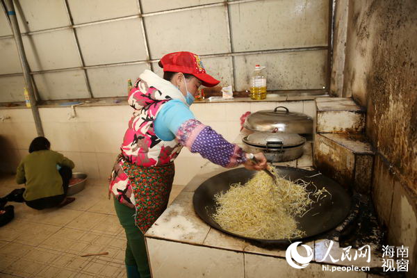 校长妻子羊尾坤给孩子们做午饭