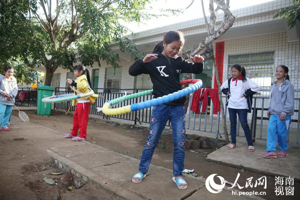 孩子们在体育课上欢快地玩耍