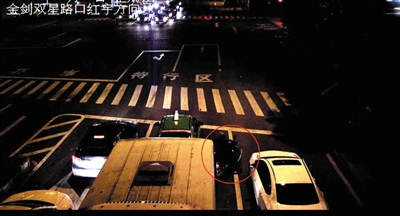 电动车随意变道视频截图。