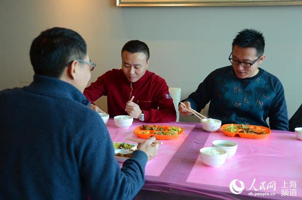 【11:00】每周，吴峰都会和自己的联合创始人关勇一起，去投资人的公司吃上几次“创业午餐”，互相交流想法，探讨公司的未来发展。