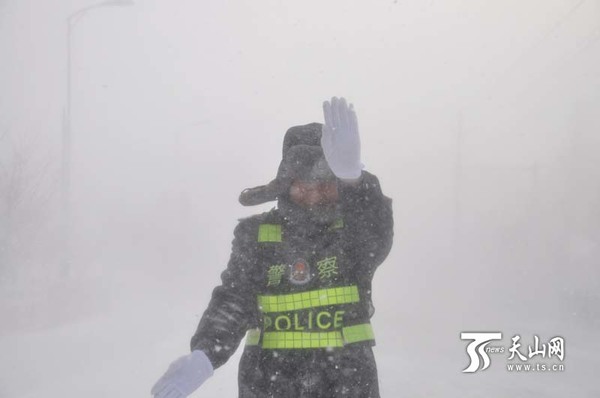 交警冒雪指挥交通