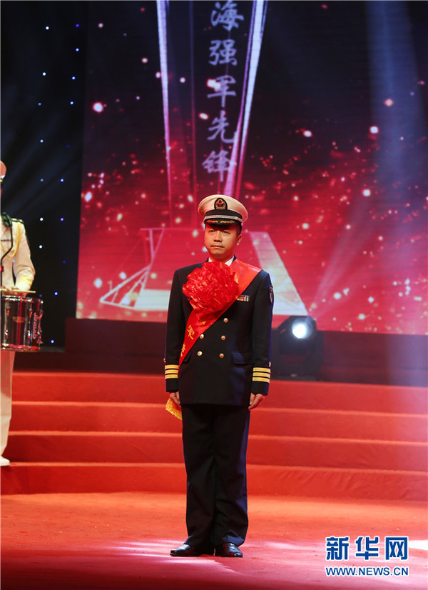 第二届“东海强军先锋”获奖者、某潜艇支队潜艇艇长黄东海登台亮相