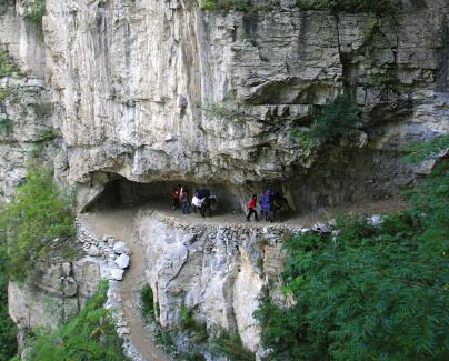 位于大渡河大峡谷的古路村，几年前，“天边小学”的师生上学和山下物资运输都要经过这条险路。（资料图片）