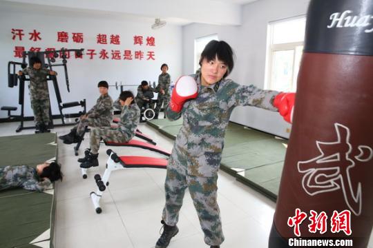 杨旭娇进行拳击训练。　张洁 摄