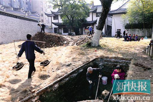 ■御窑厂遗址挖掘现场,工人们忙着作业。