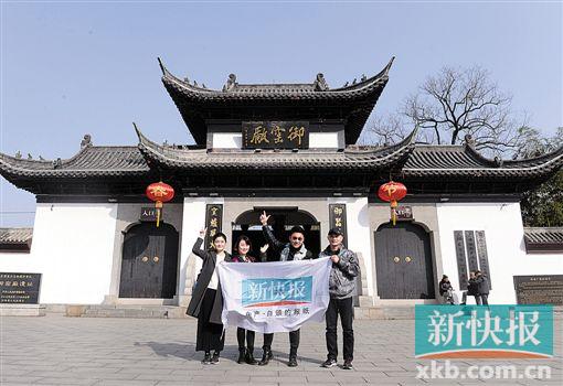 ■新快报记者在景德镇御窑厂前合影。