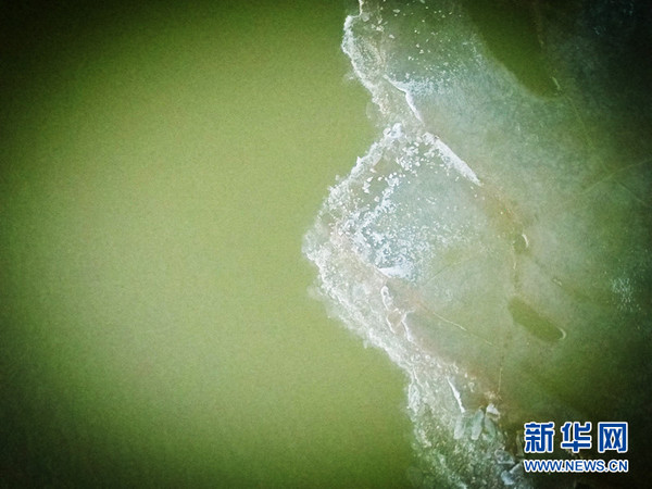 冰水交融（摄于3月4日18时20分）(飞手王虎 摄)