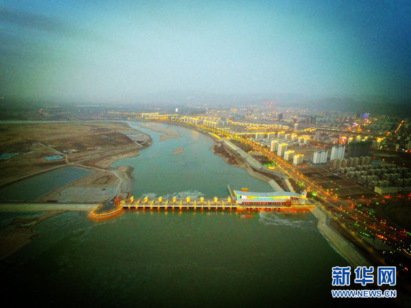 海勃湾水利枢纽库区下游河段未完全封冻（摄于3月4日19时15分）(飞手 王虎 摄)