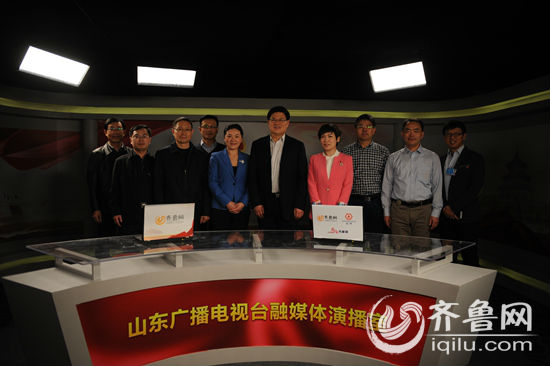 3月5日下午,山东省委宣传部副部长王世农来到山东广播电视台北京融媒体演播室,看望慰问北京报道团队(山东台记者 王新立摄)