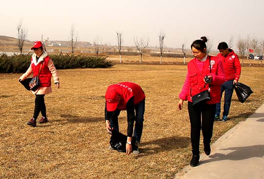 志愿者分散在滹沱河北岸捡垃圾 王林红 摄