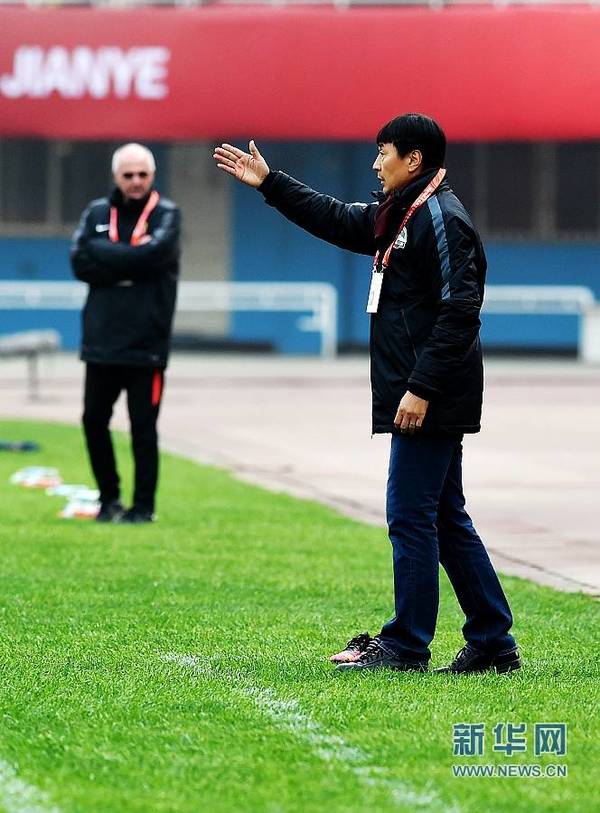 　　双方主教练在指挥比赛