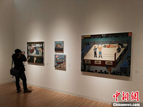 崔君、莫頔、狄青个展开幕现场，图为参观者在崔君作品前拍照。宋宇晟 摄