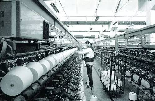　　 国棉一厂的纺织车间