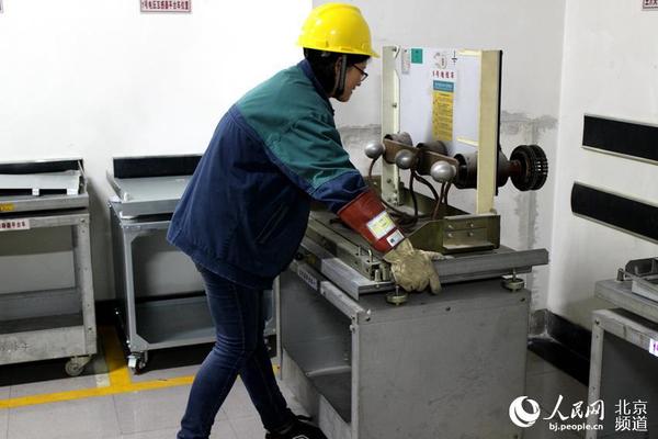 王俊秀说，现在的变电站运维班已经没有什么女性工作者了。因为变电站的工作经常需要进行体力劳动，很多时候，女同志真的力不从心。（人民网 赵青 摄）