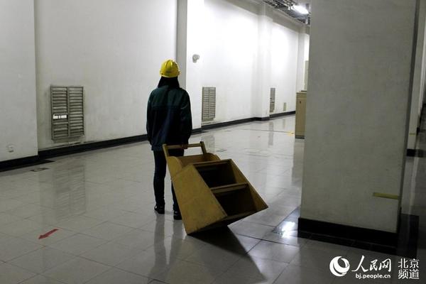 一阵爬上爬下的检查之后，王俊秀又把梯子拖回了原来的位置。（人民网 赵青 摄）