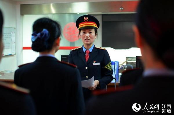 在上车前，徐洪燕和同事们需先到客运段集中，作为列车长，她必须给列车员们“上课”，提醒值乘中的注意事项。